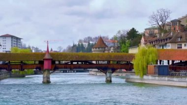 Eski Lucerne 'nin Reuss Nehri, ortaçağ ahşap Spreuerbrucke (Spreuer Köprüsü) ve Maria auf der Reuss Köprüsü ve İsviçre' nin Eski Kalesi 'nin Mannliturm Kulesi Panorama' sı.