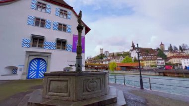 Eski Zeughausbrunnen (Arsenal Fountain), İsviçre 'nin Lucerne kentindeki Tarih Müzesi' nde, Reuss Nehri kıyısında.