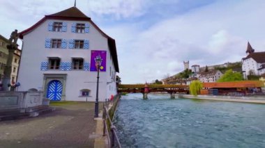 Reusssteg rıhtımından Arsenal Fountain, Tarihi Müze, Reuss Nehri, ahşap Spreuer Köprüsü ve Needle Barajı, Lucerne, İsviçre