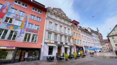 İsviçre 'nin Lucerne şehrinde yer alan Weinmarkt Meydanı ve Metzgerrainle' nin zengin dekore edilmiş freskli evleri.