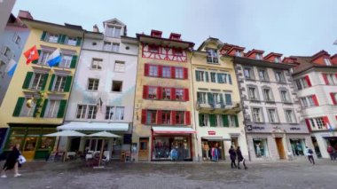 Kornmarkt 'ın tarihi mimarisi, sık kasaba evleri ve taş saat kulesi olan belediye binası, Lucerne, İsviçre