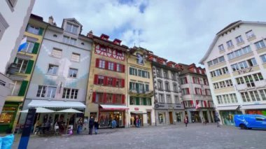 Ortaçağ Kornmarkt panoraması renkli yarı keresteli yoğun binalar, taş saat kulesi ile Rathaus (belediye binası), Lucerne, İsviçre