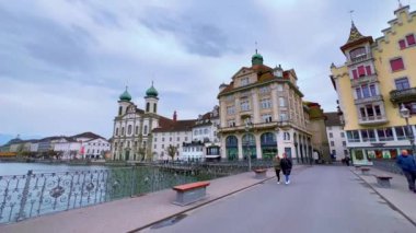 Reuss Nehri 'nin karşısındaki yaya köprüsü Kapellbrucke (Şapel Köprüsü), tarihi konaklar, malikaneler ve Spreuer Köprüsü (Spreuerbrucke), Lucerne, İsviçre