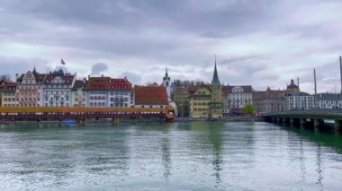 Lucerne tarihi konutları, Kapellbrucke (Şapel Köprüsü) ve Reuss, İsviçre 'den Seebrucke Köprüsü Panoraması