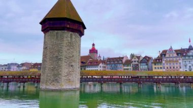 Ortaçağ ahşap Kapellbrucke köprüsü, taş su kulesi, tarihi binaları ve Seebrucke köprüsü olan Rathausquai seti.
