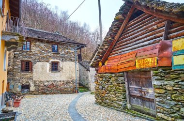 Peccia, Val Lavizzara, Vallemaggia, Ticino, İsviçre 'deki eski taş evleri keşfedin.