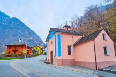 Peccia, Val Lavizzara, Vallemaggia, Ticino, İsviçre 'deki Via Cantonale boyunca bulunan Oratorio della Pieta' nın yenilenmiş renkli binası.