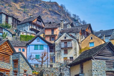 Geleneksel Ticinese piyot taşları Brontallo, Val Lavizzara, Vallemaggia, Ticino, İsviçre 'de çatılar açıyor