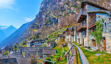 Balkon Brontallo köyünün panorama 'sı geleneksel torba taşından evler, engebeli Alp manzarasına karşı kurulmuş, Val Lavizzara, Vallemaggia, İsviçre