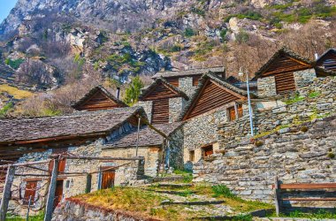 Pizzo di brunesc yamacındaki tarihi Brontallo köyünün taş pidot çatıları Val Lavizzara, Vallemaggia, Ticino, İsviçre