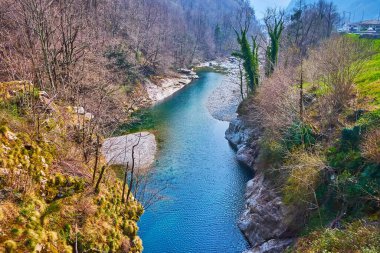 Dağ yamaçlarıyla çevrili dar kıvrımlı Maggia Nehri ormanlarla kaplı Val Lavizzara, Vallemaggia, Ticino, İsviçre