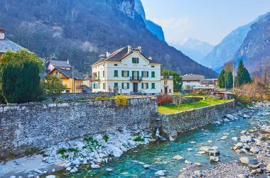 Bavona, Vallemaggia, Ticino, İsviçre yakınlarındaki Bignasco 'nun yeşil bahçeleri ve güzel evleri