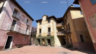 Renkli yoğun evleri olan ortaçağ Piazza Montaa Meydanı Panoraması, Carona, Ticino, İsviçre