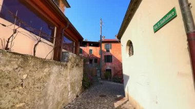 Tarihi Santa Maria delle Grazie Şapeli 'ne sahip Ciona köyü, renkli kasaba evleri, küçük kare ve dar sokaklar, Carona, Ticino, İsviçre