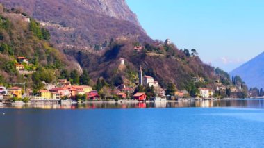 San Mamete 'nin renkli evleri Lugano Gölü kıyısındaki dağ eteklerinde, Valsolda, İsviçre