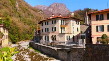 Dar kıvrımlı sığ Soldo Nehri dağların arasından Lugano Gölü, San Mamete, Valsolda, İtalya 'ya akar.