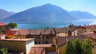 Lugano Gölü ve Lugano Prealps 'e karşı eski kiremit çatılı ortaçağ San Mamete evleri, Monte Pinzernone, Valsolda, İtalya