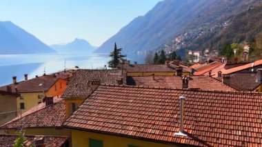 Lugano Gölü ve Monte Pinzerno 'ya karşı eski kırmızı kiremit çatılı San Mamete evleri, Valsolda, İtalya