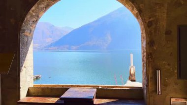 Güzel Alp manzarası ve gök mavisi Lugano Gölü San Mamete, Valsolda, İtalya seti üzerindeki eski atari salonunda demirlemiş balıkçı tekneleri.