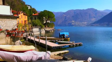 Lugano Gölü 'nün kıyısındaki küçük balıkçı limanı Lugano Prealps, Valsolda, İtalya