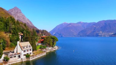 Albogasio Inferior 'un izleme terası Lugano Prealps, Lugano Gölü, yeşil orman ve San Mamete' nin küçük evleri, arka planda Monte dei Pizzoni 'nin kayalık zirvesi, Valsolda, İtalya manzarasını açar.