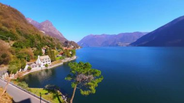 Albogasio Inferiore 'den (aşağı köy), arka planda Monte dei Pizzoni' nin keskin kayalık zirvesi ve Lugano Gölü 'nün yeşil seti bulunan pitoresk dağ manzarası, Valsolda, İtalya