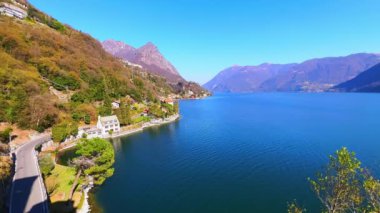 Albogasio Inferiore arka planda Lugano Prealps, Lugano Gölü, San Mamete ve Monte dei Pizzoni 'nin küçük evleri, Valsolda, İtalya' yı gözlemler.