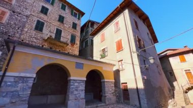 Via Alla Fontana Ortaçağ Caddesi 'ndeki panorama' da pavyon, freskli ev, tarihi binalar ve Lugano Gölü manzaralı bir şehir, Valsolda, İtalya