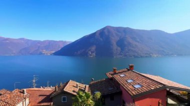 Lugano Gölü 'nden Monte dei Pizzoni, Monte Bronzone ve Monte Pinzernone ile Panorama ön planda Albogasio Superiore' un kırmızı kiremit çatıları, Valsolda, İtalya