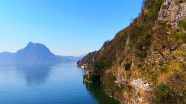 Monte San Salvatore ile puslu Alp manzarası, Lugano Gölü sularına yansıyor, Gandria Zeytin Yolu, Ticino, İsviçre