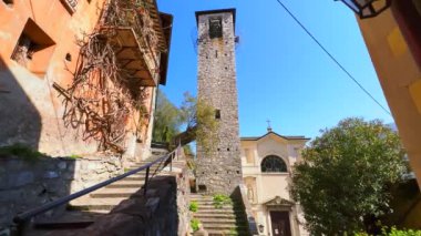San Vigilio Kilisesi 'nin, Gandria' nın, Ticino 'nun, İsviçre' nin ortaçağ taşından çanının tepesinde çan çalıyor.