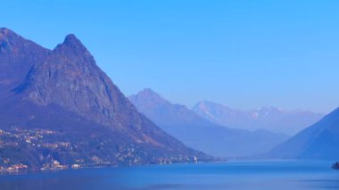 İtalya, Lugano Gölü kıyısında Monte dei Pizzoni ve Monte Bronzone ile Alp manzarası