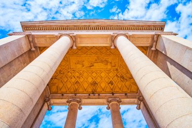 İtalya, Milano 'daki Piazza Ventiquattro Maggio' daki ortaçağ Porta Ticinese Kapısı 'nın mahzeni ve sütunları.