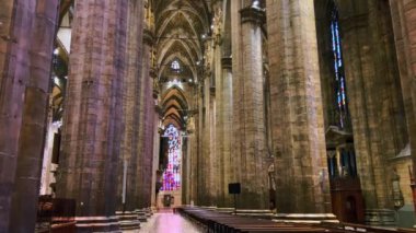 Milano Katedrali 'nin (Duomo di Milano) anıtsal taş dua salonunun panoraması, İtalya