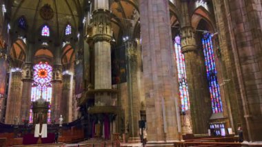 Gotik Milan Katedrali 'nin (Duomo di Milano) dua salonu, sunak, kubbe, yüksek büyük sütunlar, vitray pencereler ve oyulmuş kasa, Milan, İtalya