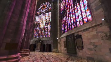 Süslü vitray pencereler Duomo di Milano (Milan Katedrali), Lombardy, İtalya 'nın Gotik taş yapısını dekore eder.