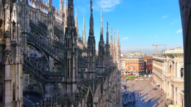 Milano Katedrali 'nin zengin dekore edilmiş çatısı. Bir sürü oyma taş Gotik payandalar ve yontulmuş kuleler, İtalya.