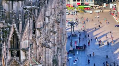 Kalabalık Piazza del Duomo (Katedral Meydanı) ve taş oyulmuş Gotik duvar ve heykeller, oyulmuş çelenkler, dekorlar ve heykellerle dolu Katedral kuleleri, Milan, İtalya