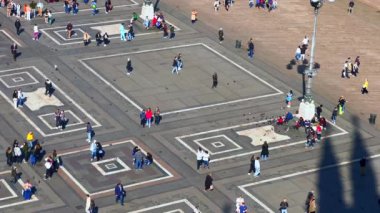 Taş döşeme üzerinde geometrik desenler bulunan kalabalık Katedral Meydanı (Piazza del Duomo), Milan, İtalya