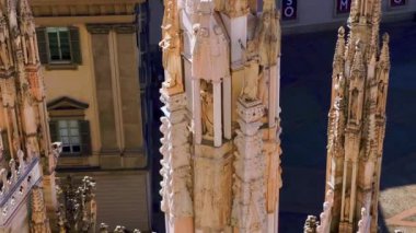 Milano Katedrali 'nin heybetli taş kulelerinin dikey manzarası Piazza del Duomo, Kraliyet Sarayı ve Corte Kilisesi' nin arka planındaki San Gottardo çan kulesi, İtalya