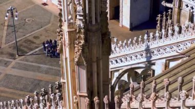 İtalya 'nın Katedrali' nin çatısından heykel ile kaplanmış, etkileyici oyma taş Gotik payanda ve Milan Katedrali 'nin kulesi.