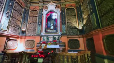 Sunağı, duvarları ve freskli kubbesi olan Panorama, San Bernardino Ossuary alle Ossa Kilisesi, Milan, İtalya