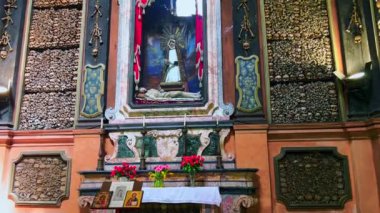 Meryem Ana heykeli ve süslü freskli kubbe, San Bernardino alle Ossa Kilisesi 'nin Ossuary' sindeki Ruhlar ve Uçan Melekler Zaferi 'ni insan kafatasları ve duvar raflarında kemikleri ile tasvir ediyor, Milan, İtalya