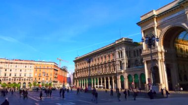 Vittorio Emanuele II Galerisi ve Vittorio Emanuele II 'nin binaları ile tarihi Piazza del Duomo (Katedral Meydanı) anıtsal mimarisi.