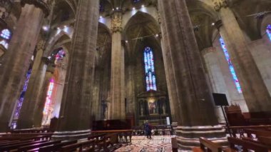 Gotik Milan Katedrali 'nin tarihi taş panoraması. Uzun sütunları, vitraylı pencereleri ve kaburgalı tavanı, Milan, İtalya