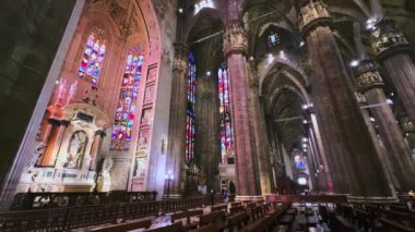 Milano Katedrali 'nin Gotik taş dua salonunun panoramik manzarası, Lombardy, İtalya