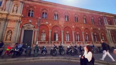 Milan Üniversitesi 'nin tarihi Rönesans binası. Önünde uzun bisiklet parkı var. Via Francesco Sforza, İtalya.