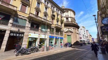 Tarihi binalar, mağazalar, restoranlar, San Sebastiano Kilisesi ve klasik tramvaylar, Torino, Milan, Lombardy, İtalya