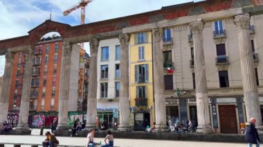 Konstantin heykeli ve antik Colonnade di San Lorenzo, Corso di Porta Ticinese Caddesi, Milan, İtalya 'nın en önemli simgelerinden biridir.