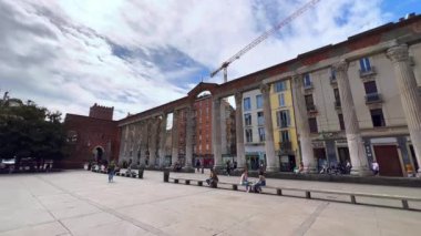 San Lorenzo Maggiore Ortaçağ Bazilikası, Konstantin Heykeli ve San Lorenzo 'nun antik kalıntıları, Corso di Porta Ticinese, Milan, İtalya